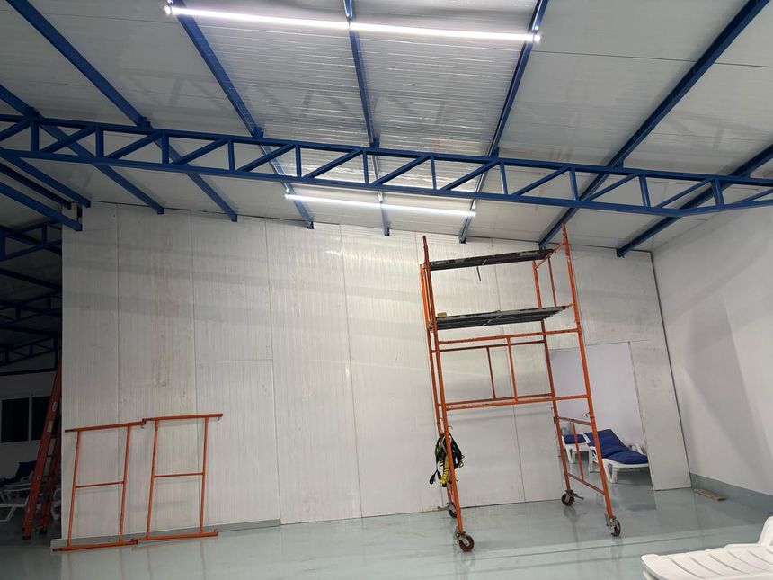 Montagem de estrutura e painéis em galpão industrial