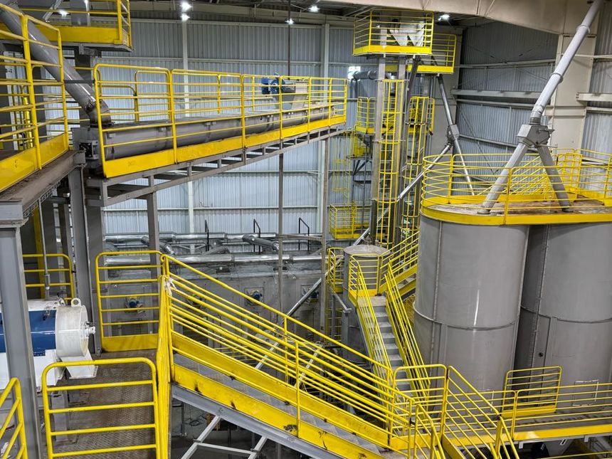Plataformas de acesso e tanques de processo em planta industrial