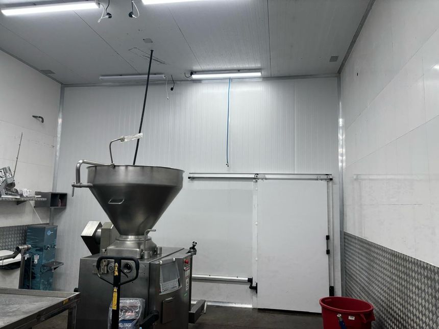 Sala de processo com tubulação sanitária instalada