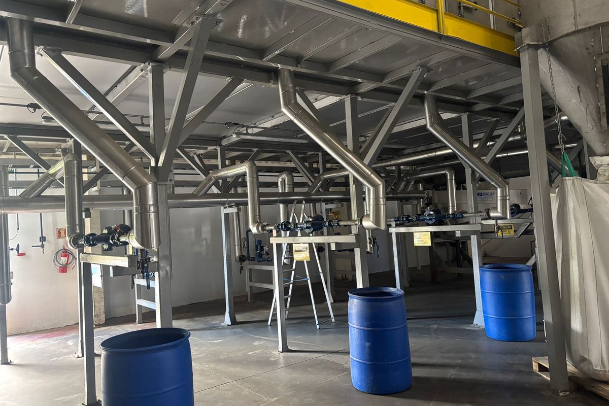 Tubulação industrial e plataformas de acesso em planta de alimentos e bebidas atendida pela DS