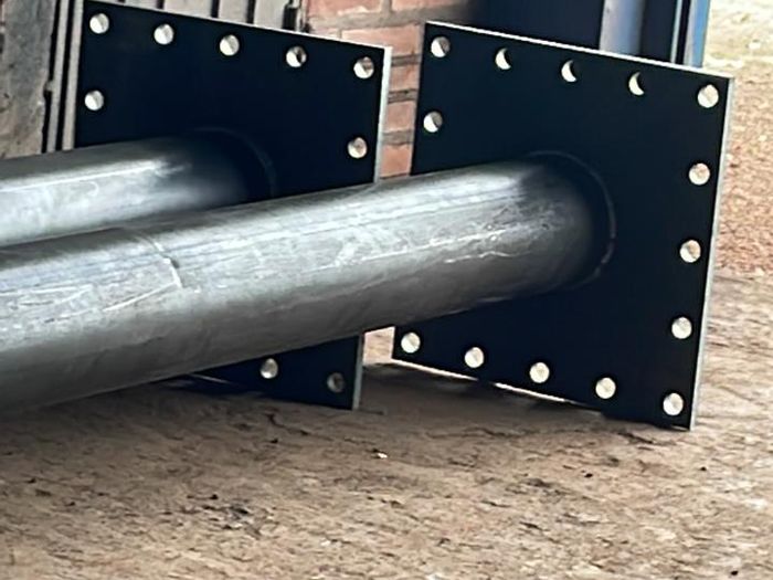 Tubulação com flanges preparada para instalação
