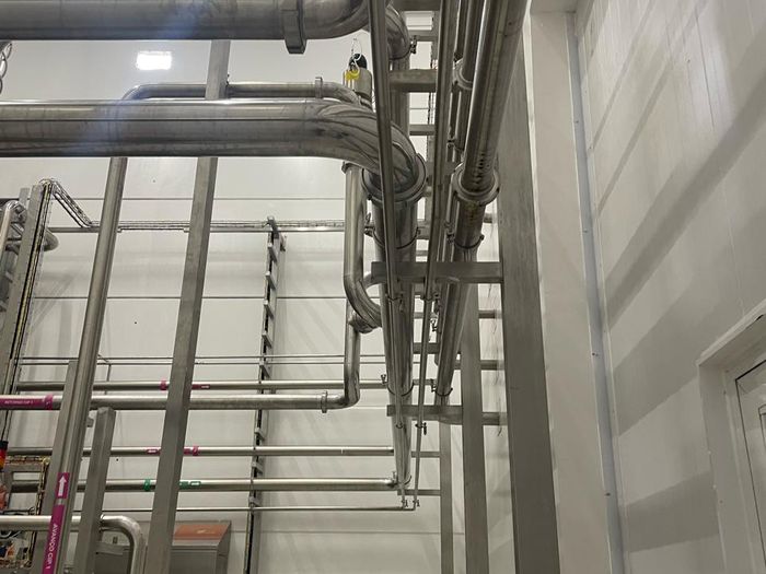 Tubulação de aço inoxidável em sala de processo