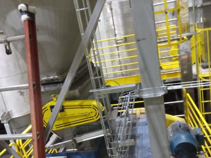 Montagem de equipamento em sala de processo