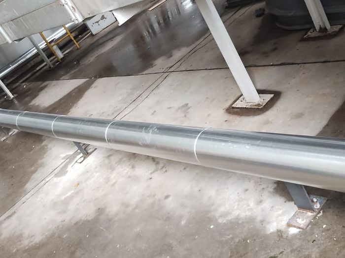 Tubulação de vapor isolada instalada em planta industrial